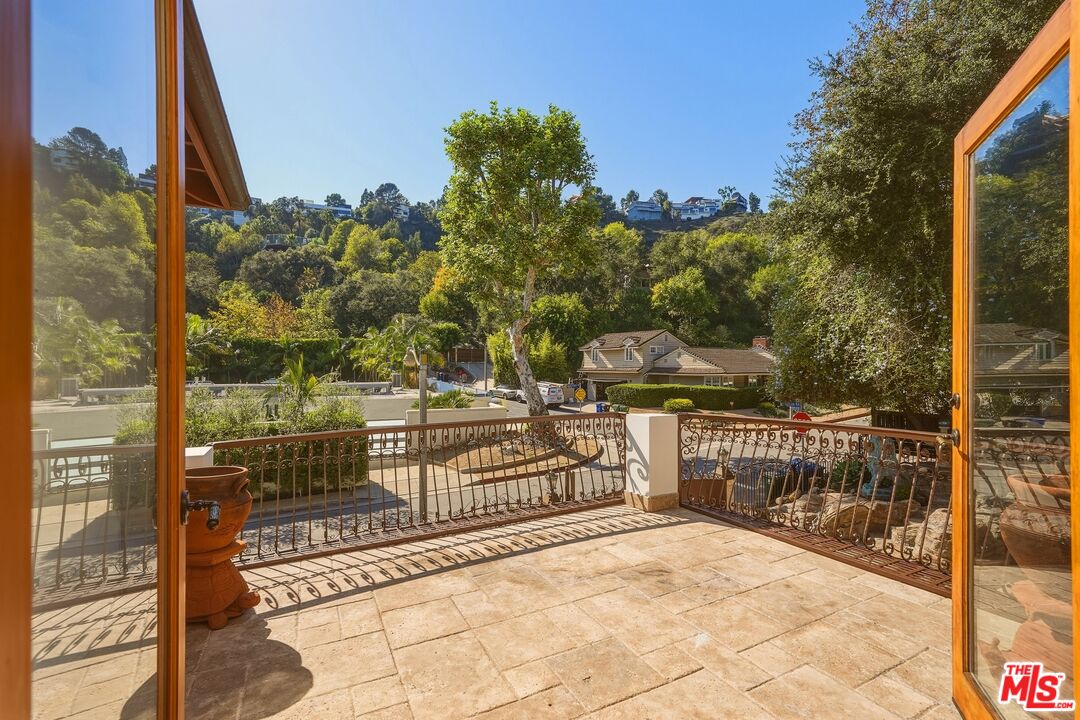 1260 Roscomare Rd