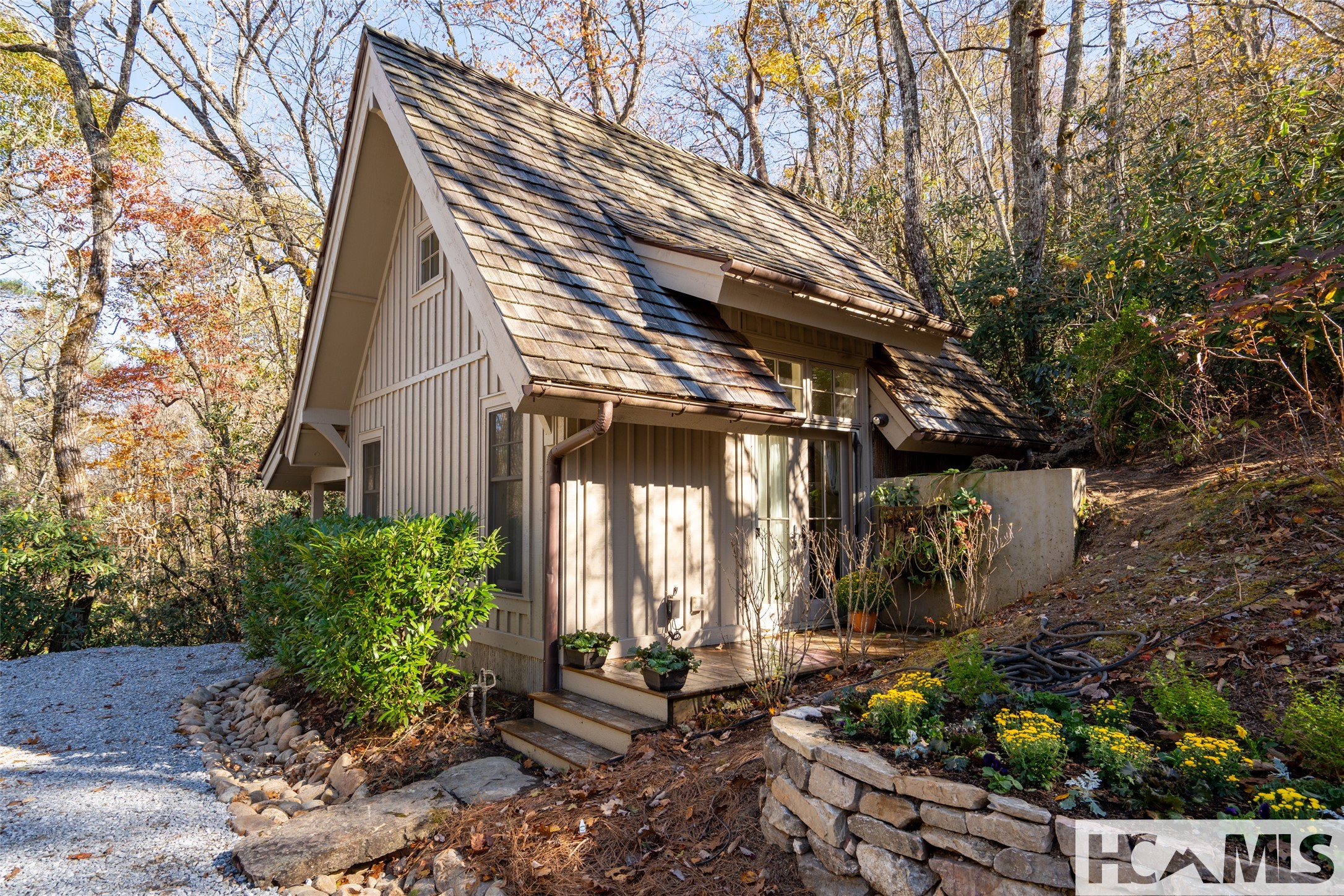 1527 Wandering Ridge Road