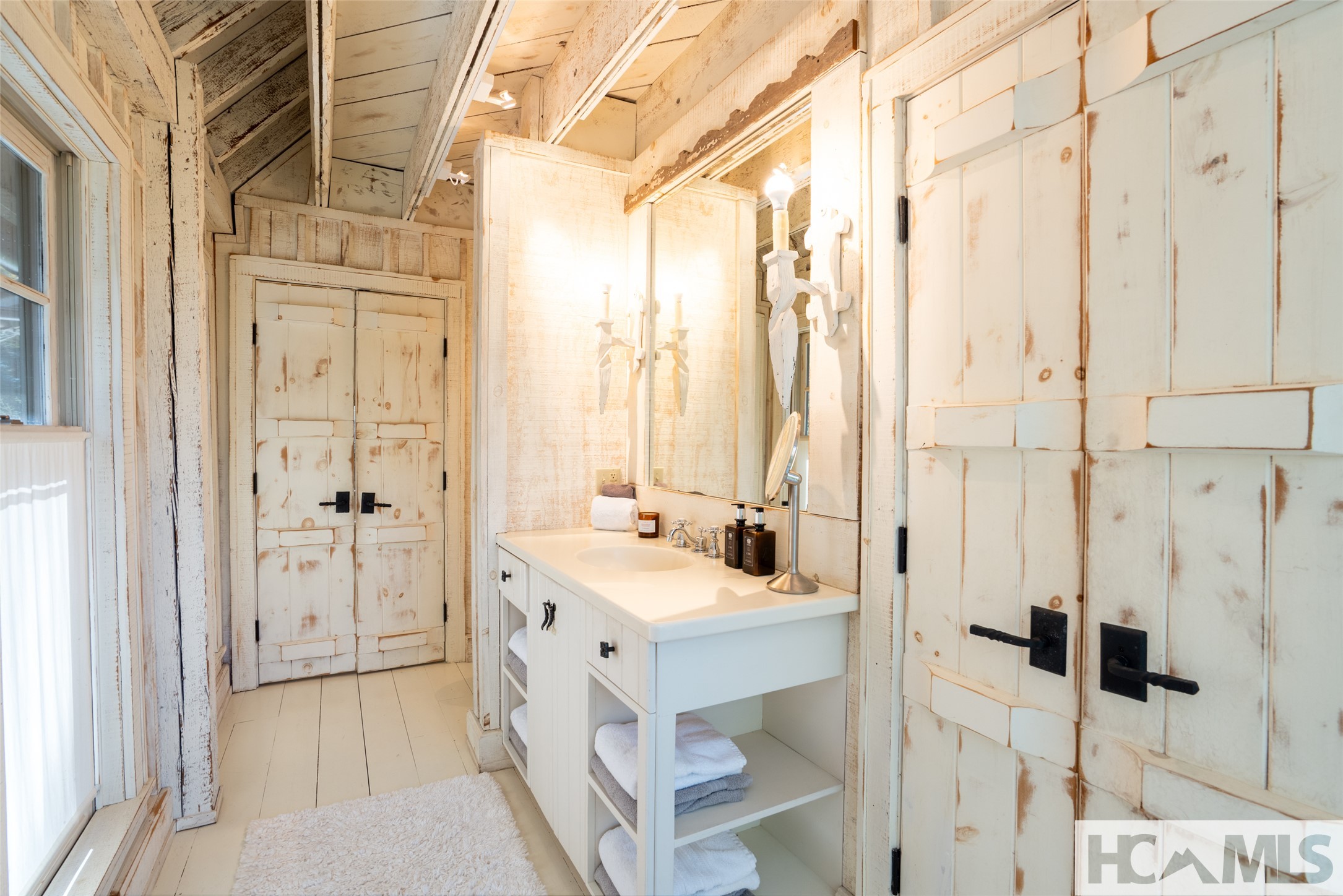 1527 Wandering Ridge Road