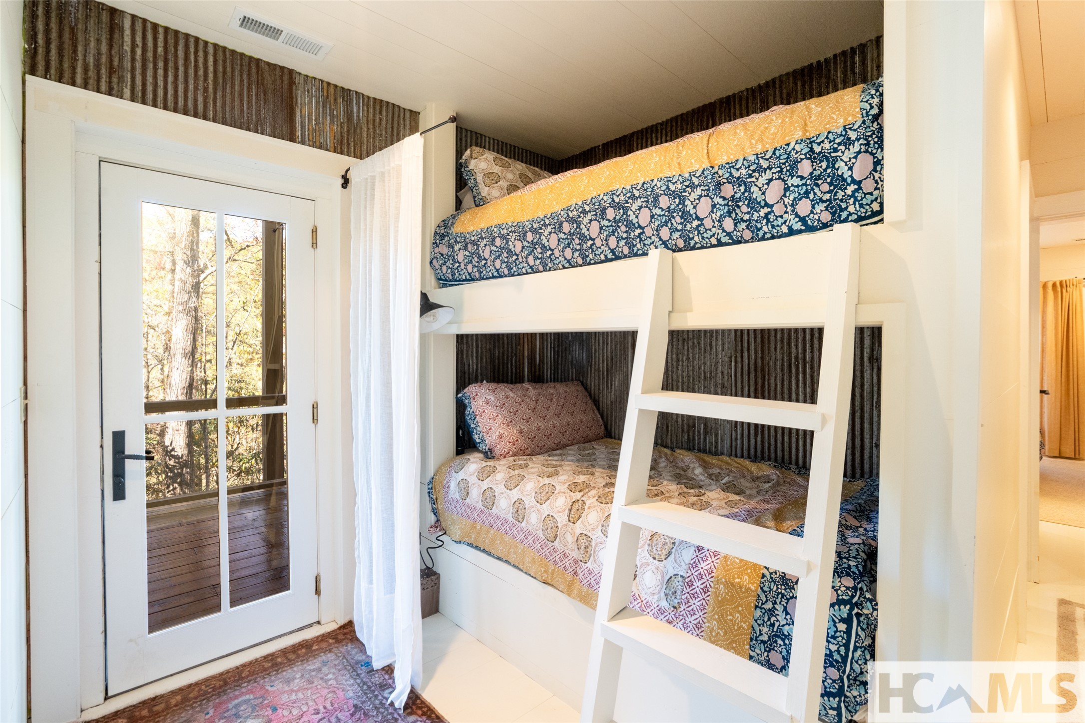 1527 Wandering Ridge Road