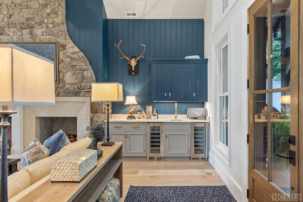 580 Falls Drive West