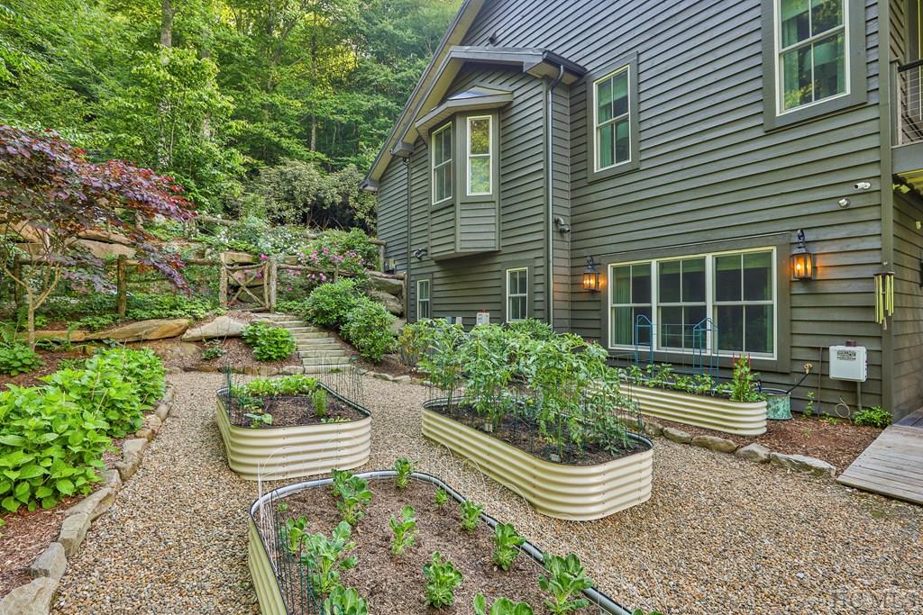 580 Falls Drive West