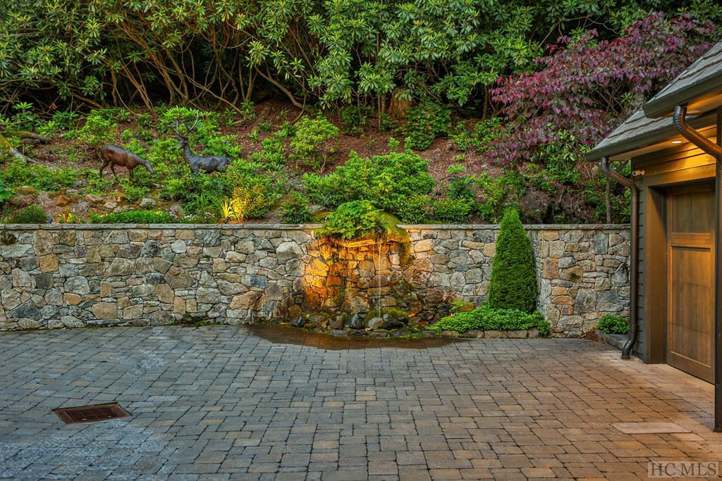 580 Falls Drive West