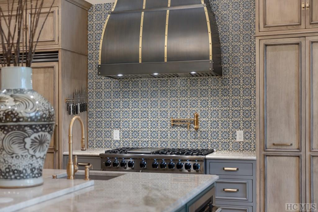 580 Falls Drive West