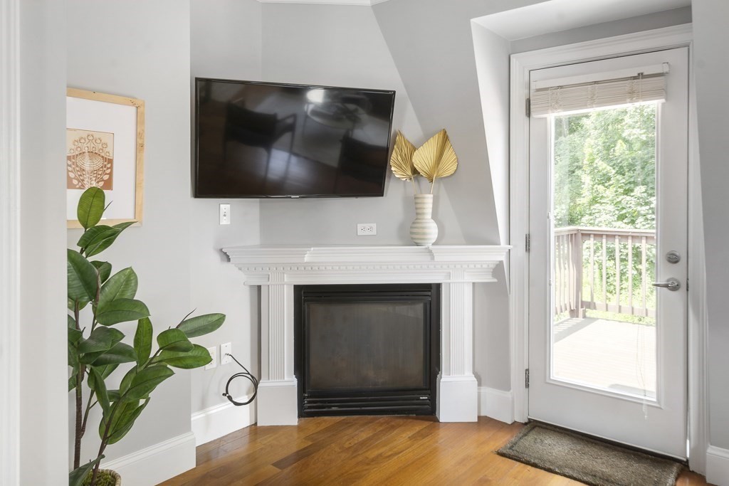 394 E 8th St # 3