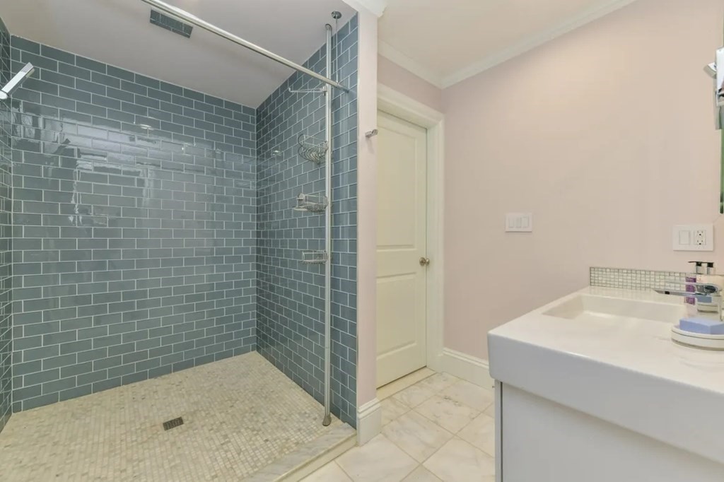 214 Beacon PH
