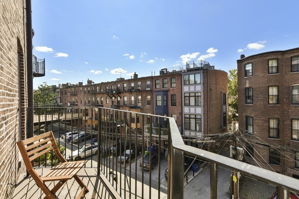 128 Pembroke St # 3 Unit: 2-3
