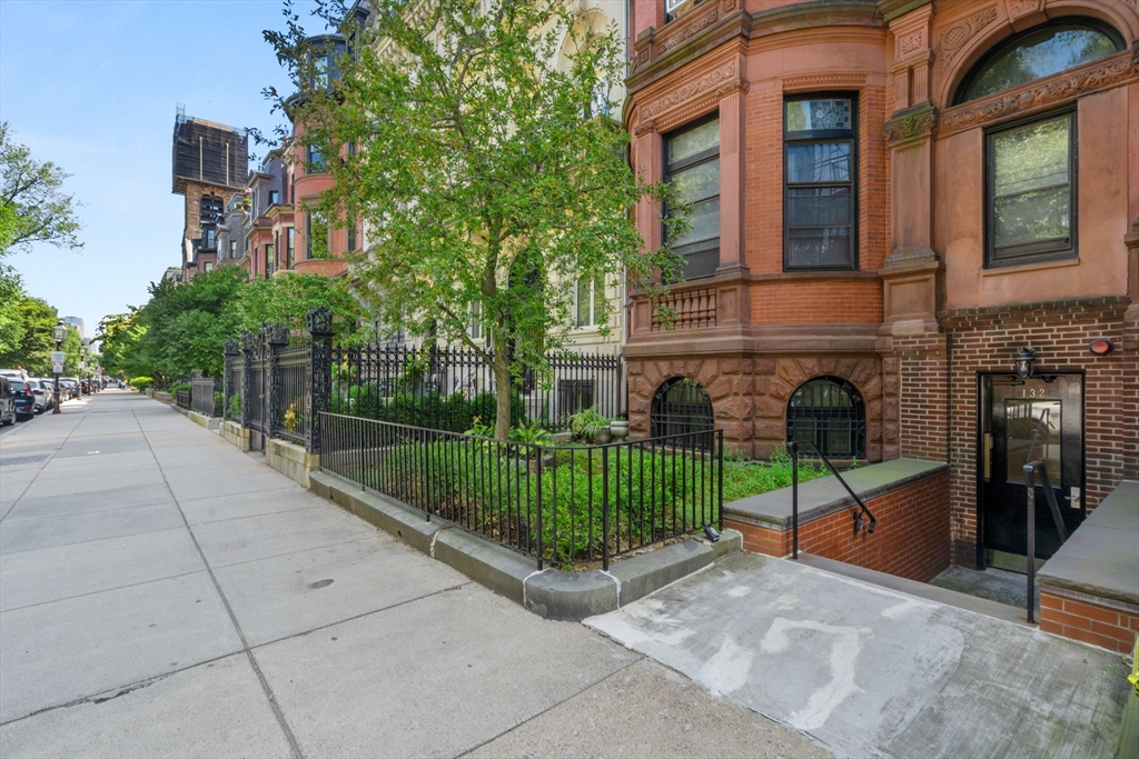 132 Commonwealth Ave # 8