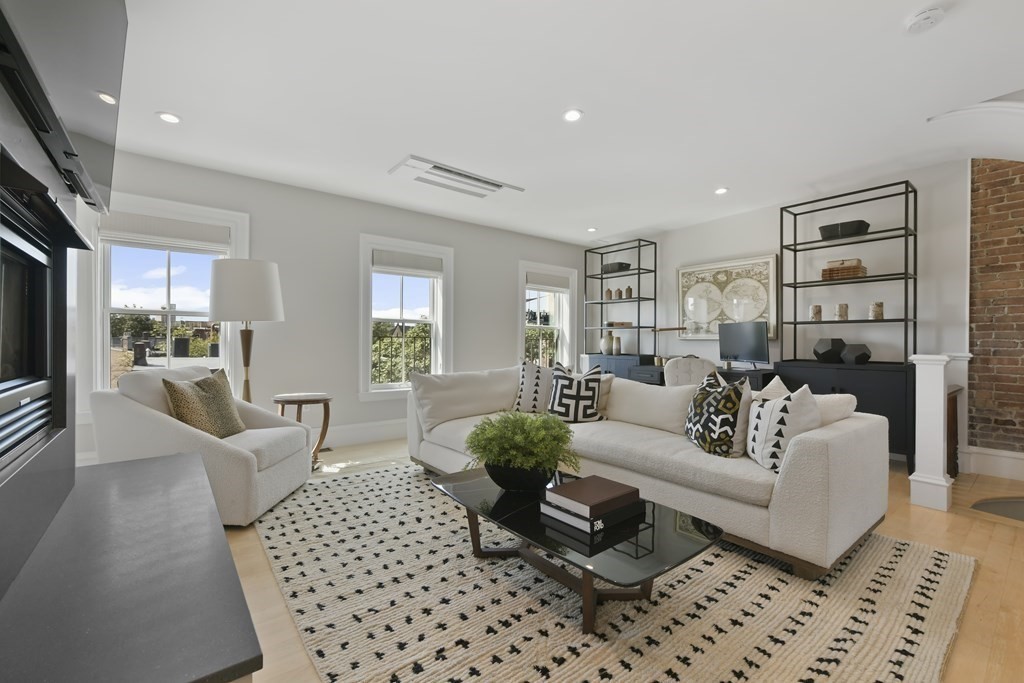 128 Pembroke St # 3 Unit: 2-3