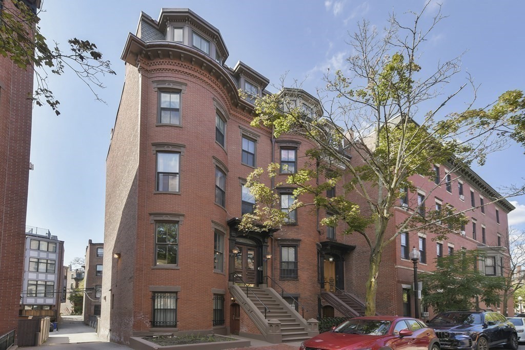 128 Pembroke St # 3 Unit: 2-3