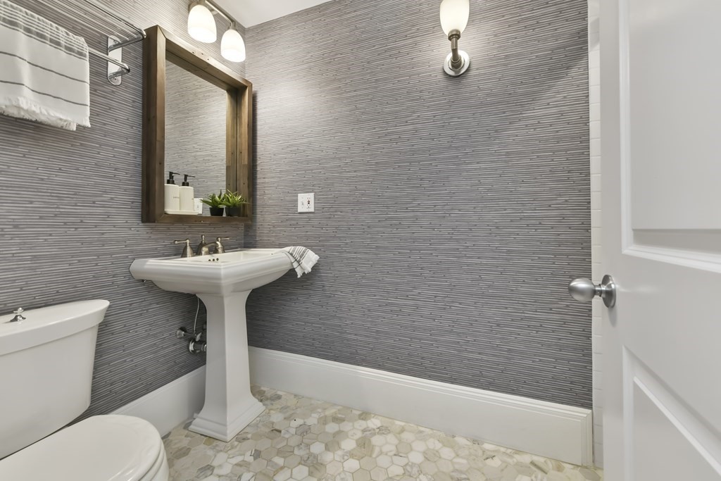 128 Pembroke St # 3 Unit: 2-3