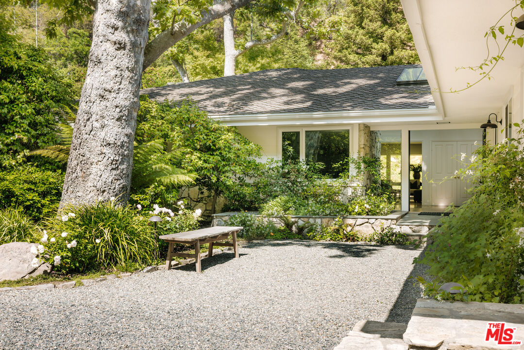 2610 Mandeville Canyon Rd