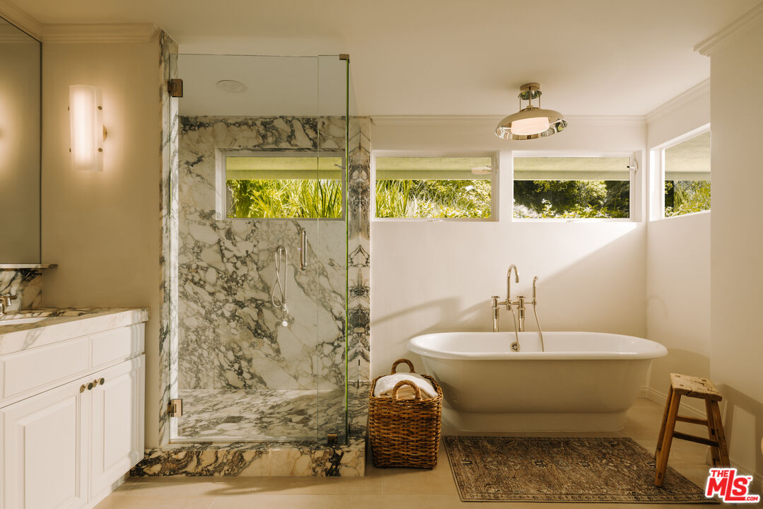 2610 Mandeville Canyon Rd