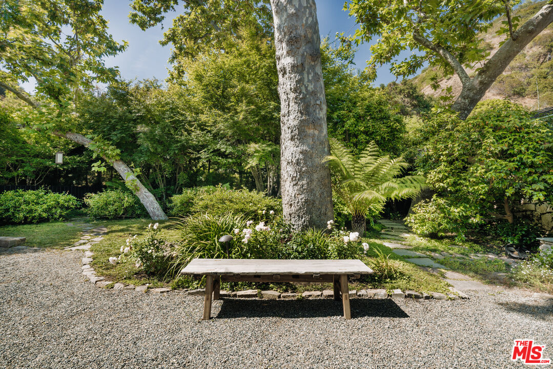 2610 Mandeville Canyon Rd