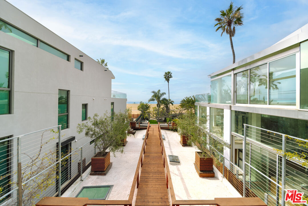 936 Palisades Beach Rd