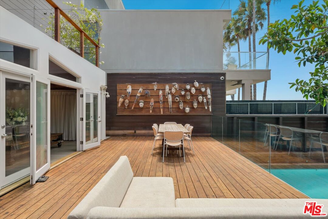 936 Palisades Beach Rd
