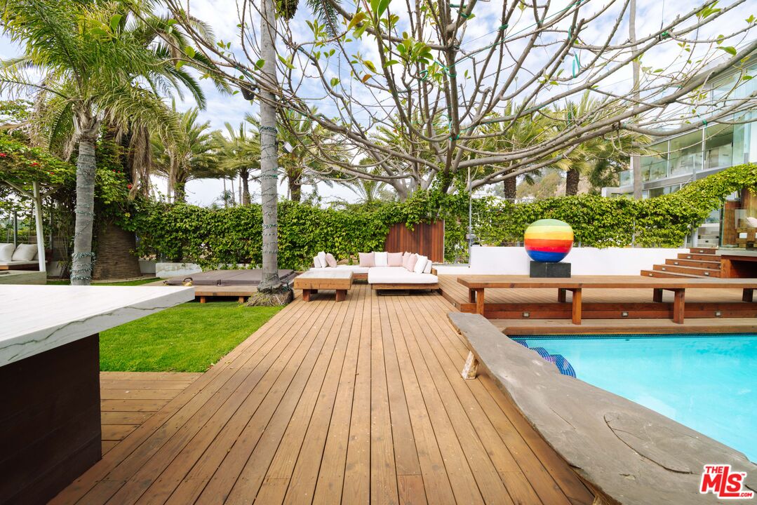 936 Palisades Beach Rd