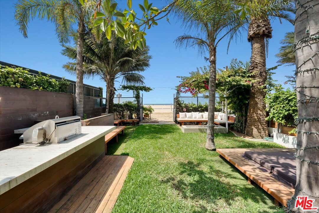 936 Palisades Beach Rd
