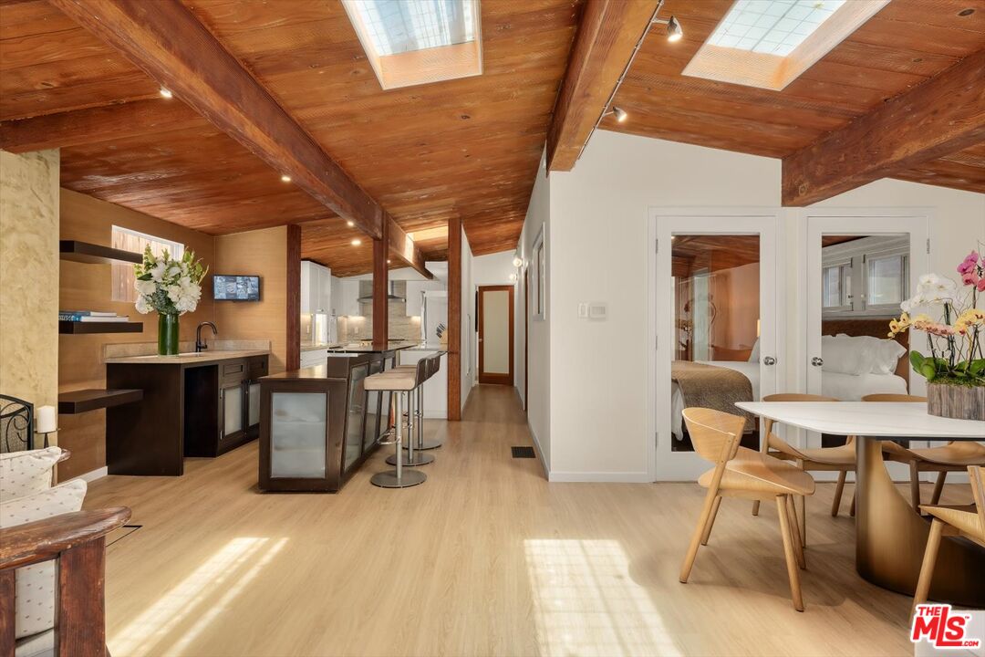 936 Palisades Beach Rd