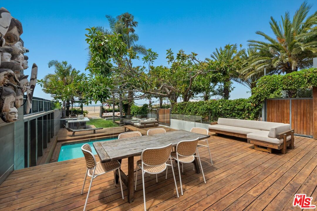 936 Palisades Beach Rd