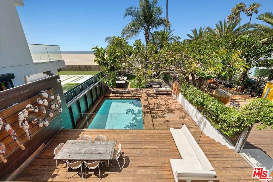 936 Palisades Beach Rd