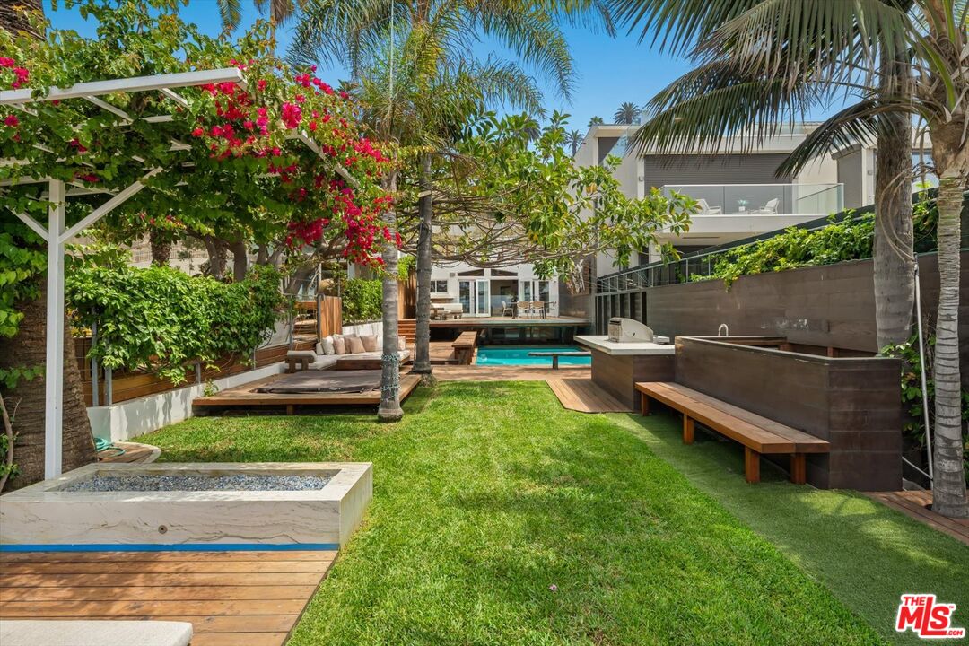 936 Palisades Beach Rd