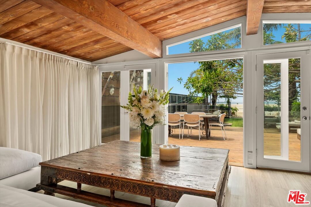 936 Palisades Beach Rd