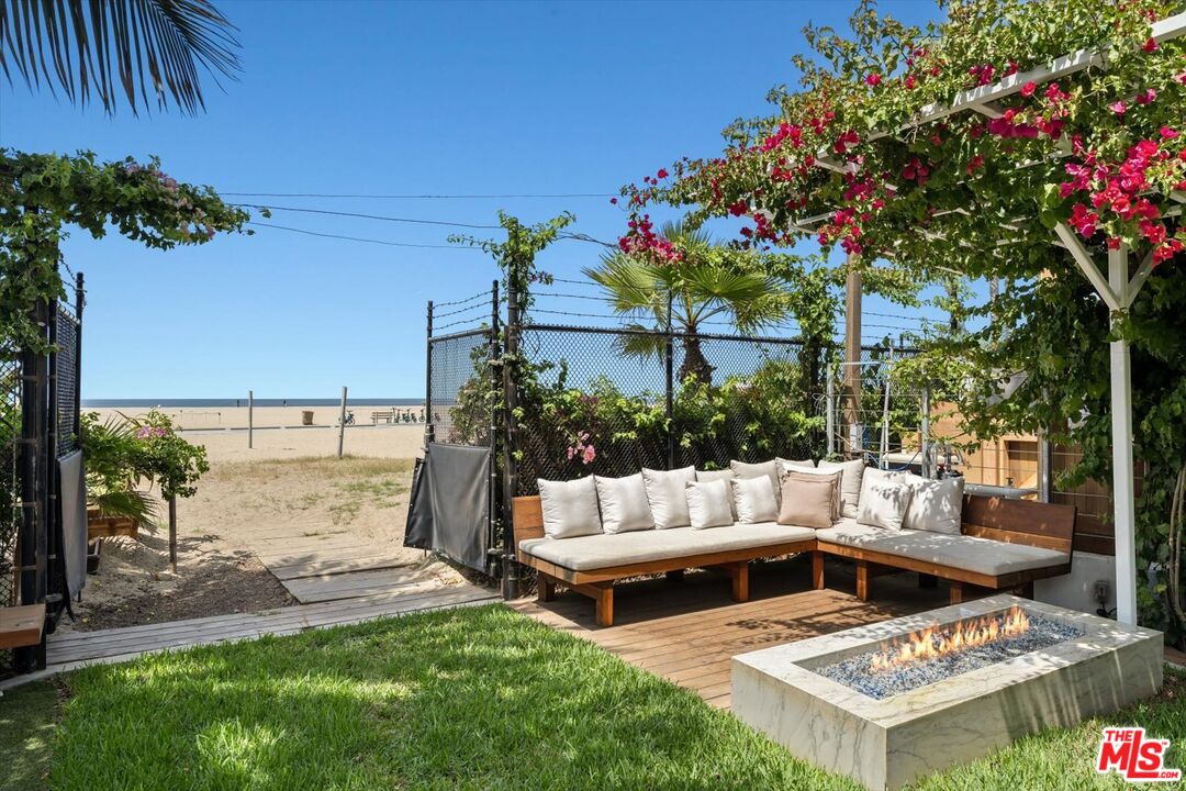 936 Palisades Beach Rd