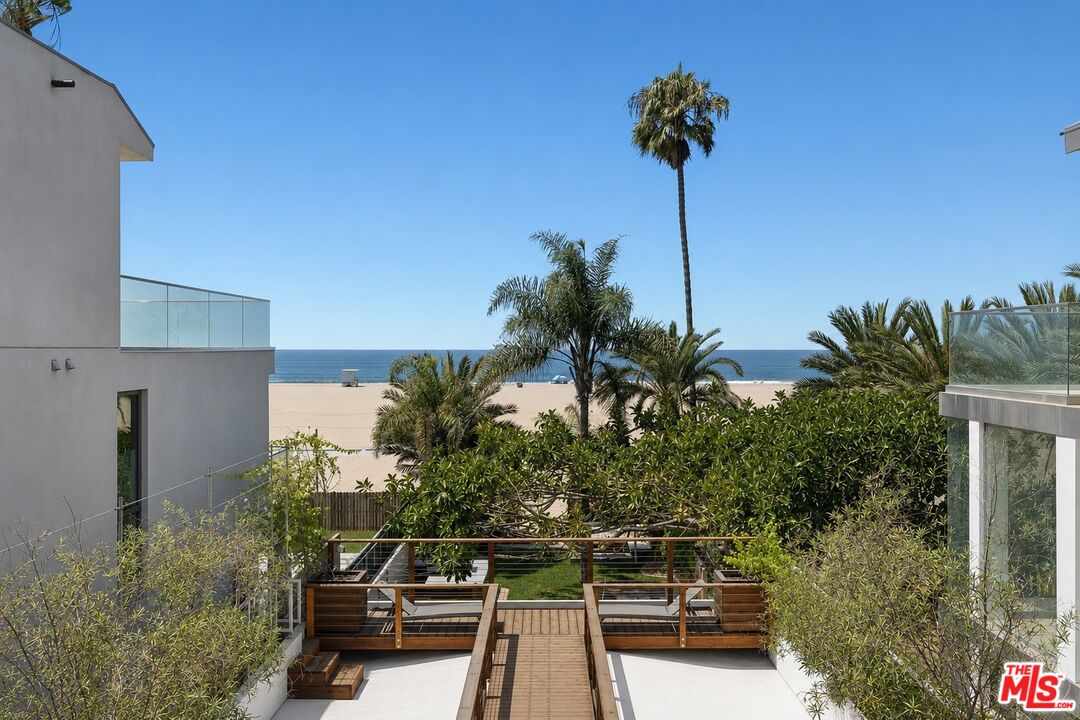 936 Palisades Beach Rd