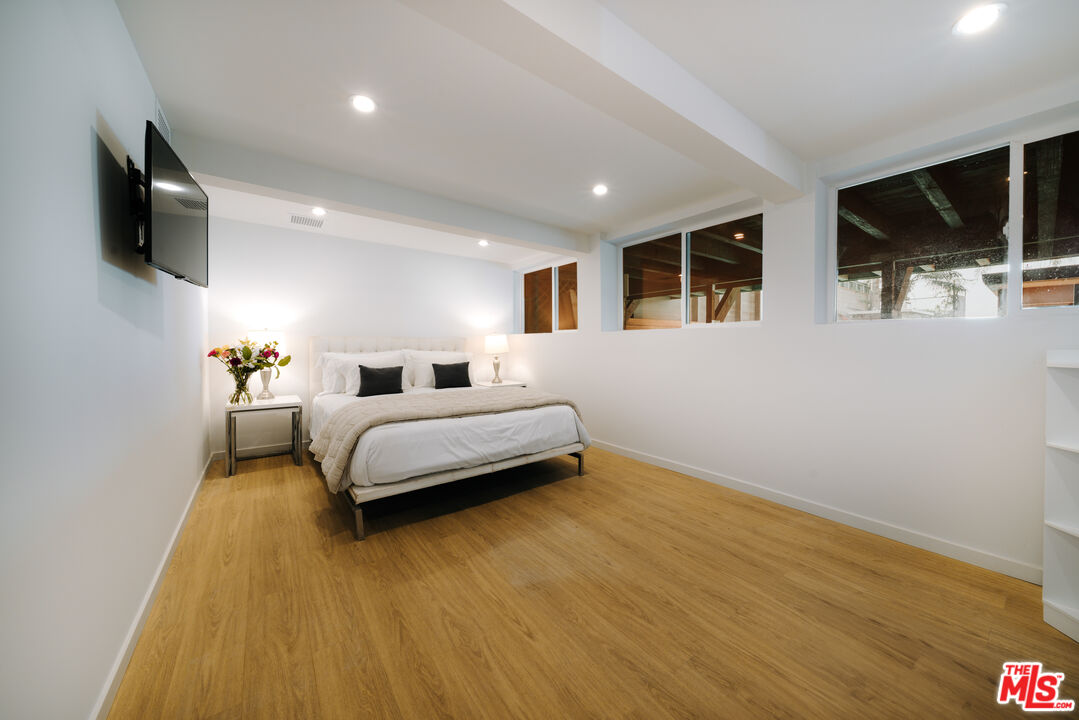 936 Palisades Beach Rd