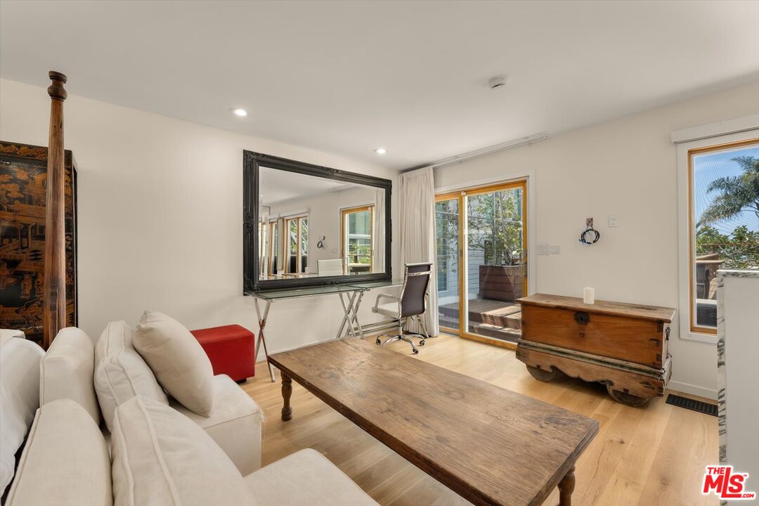 936 Palisades Beach Rd