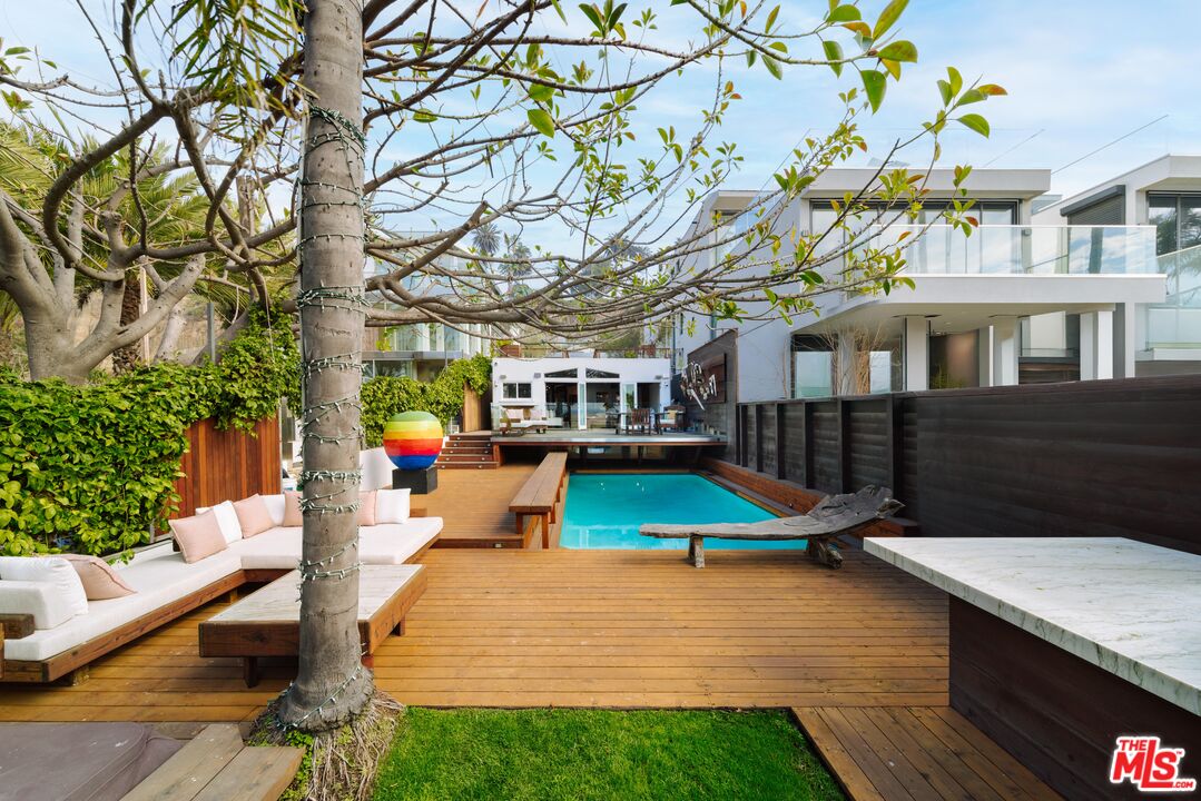 936 Palisades Beach Rd