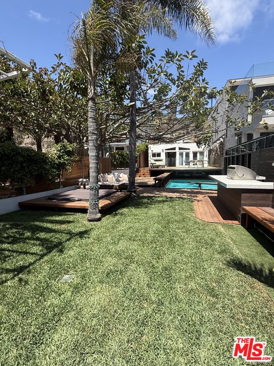 936 Palisades Beach Rd
