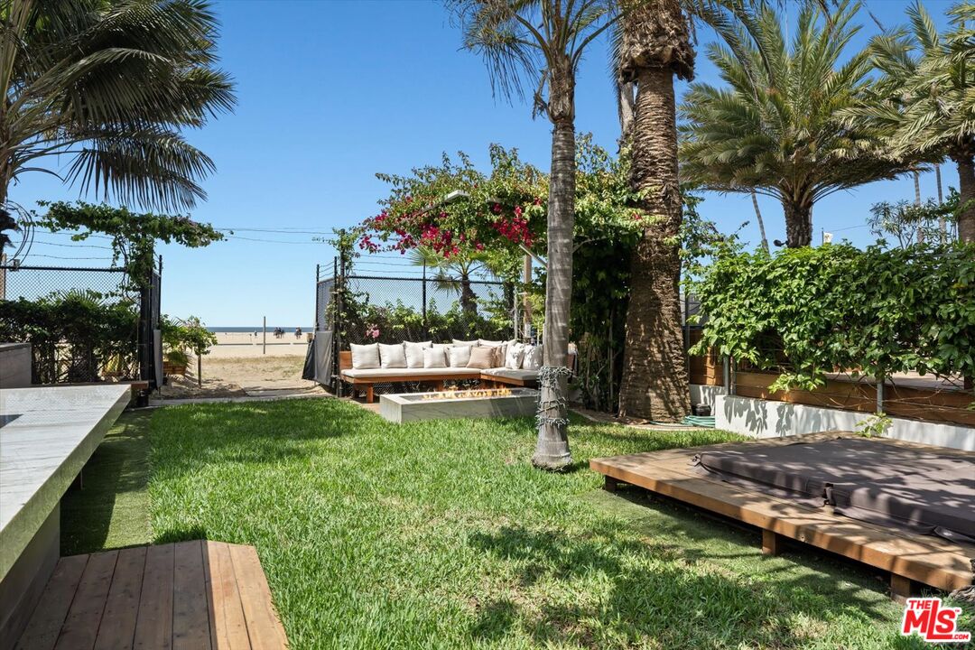 936 Palisades Beach Rd