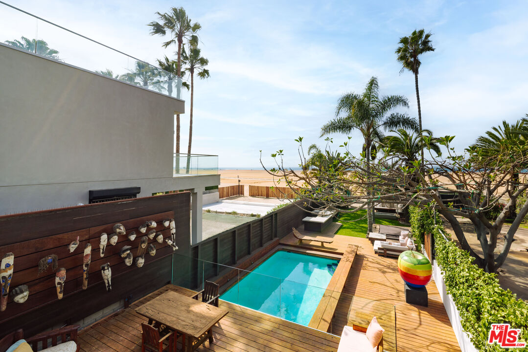 936 Palisades Beach Rd