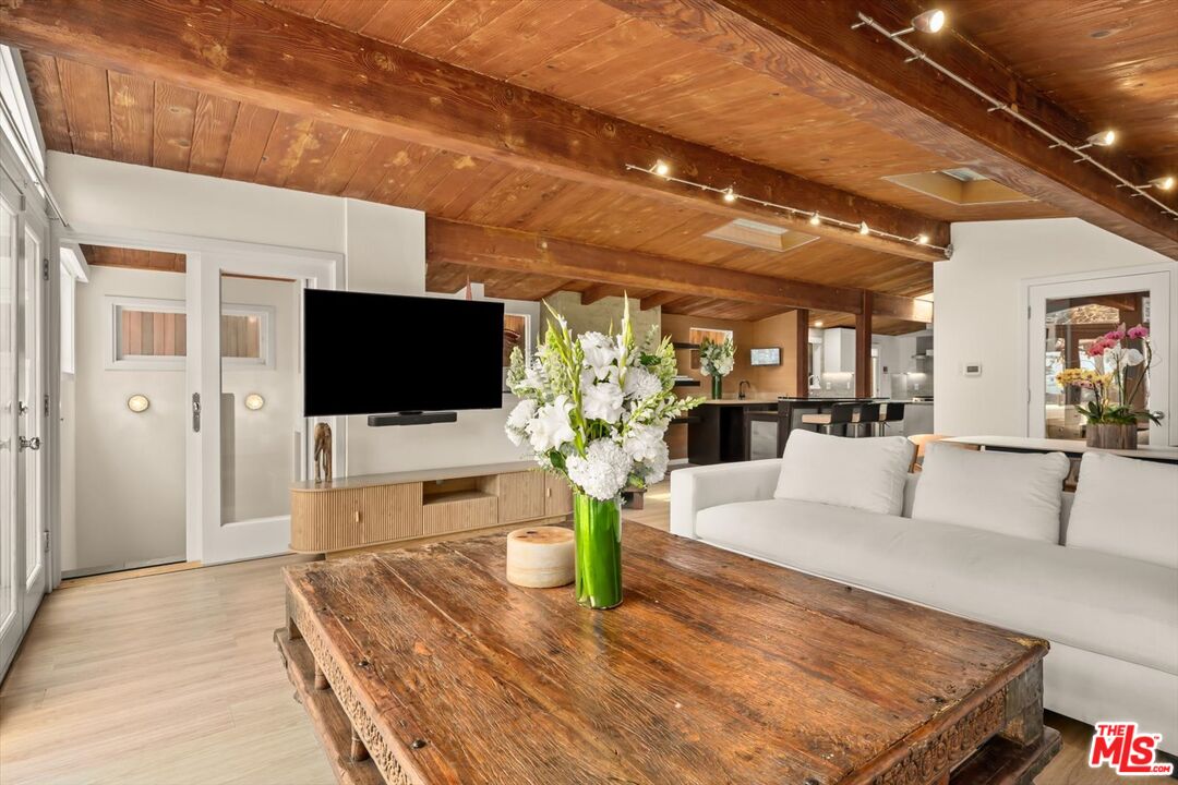 936 Palisades Beach Rd