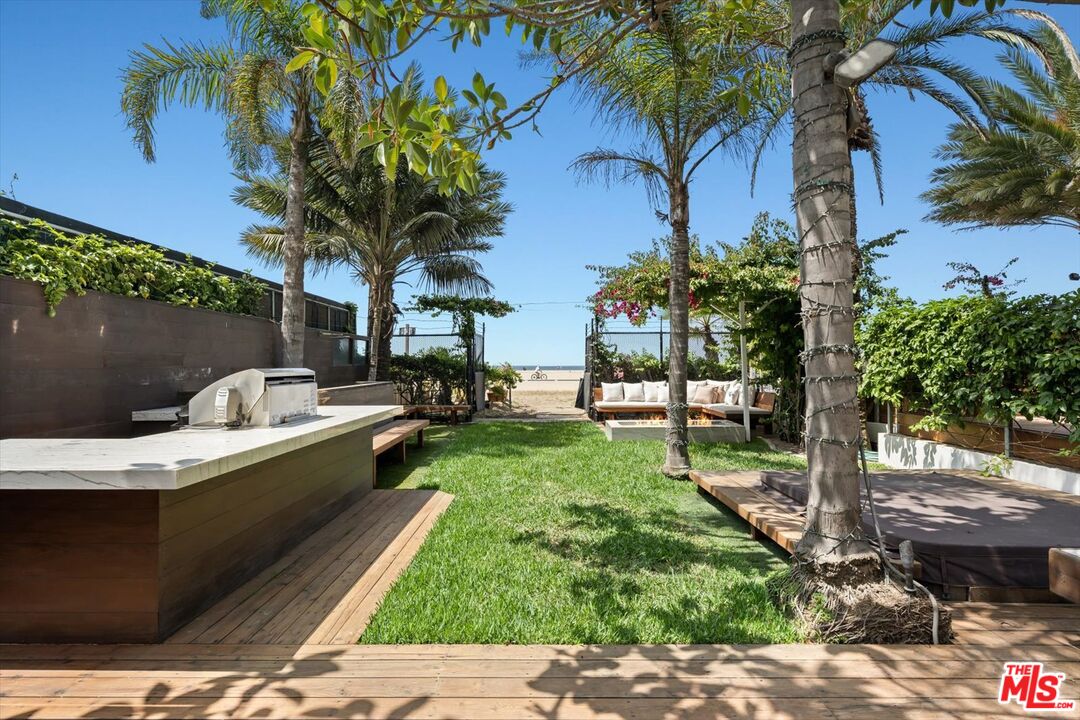 936 Palisades Beach Rd