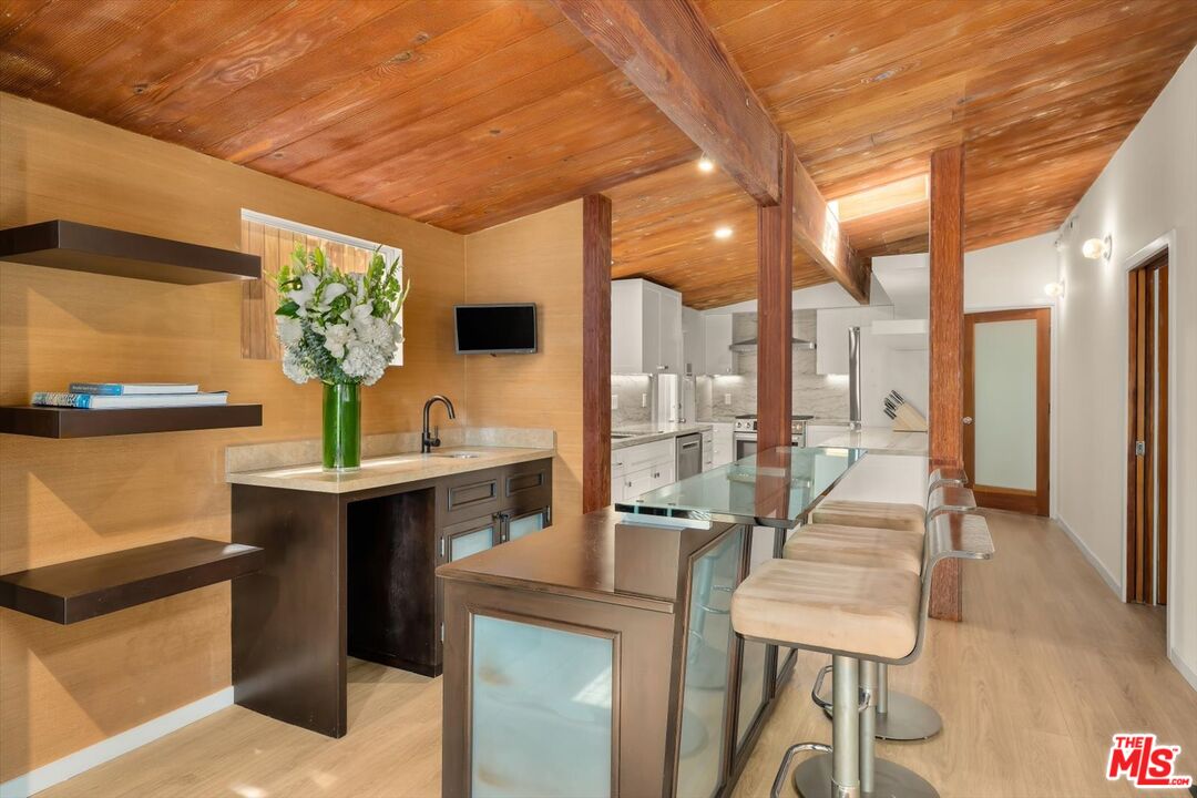 936 Palisades Beach Rd