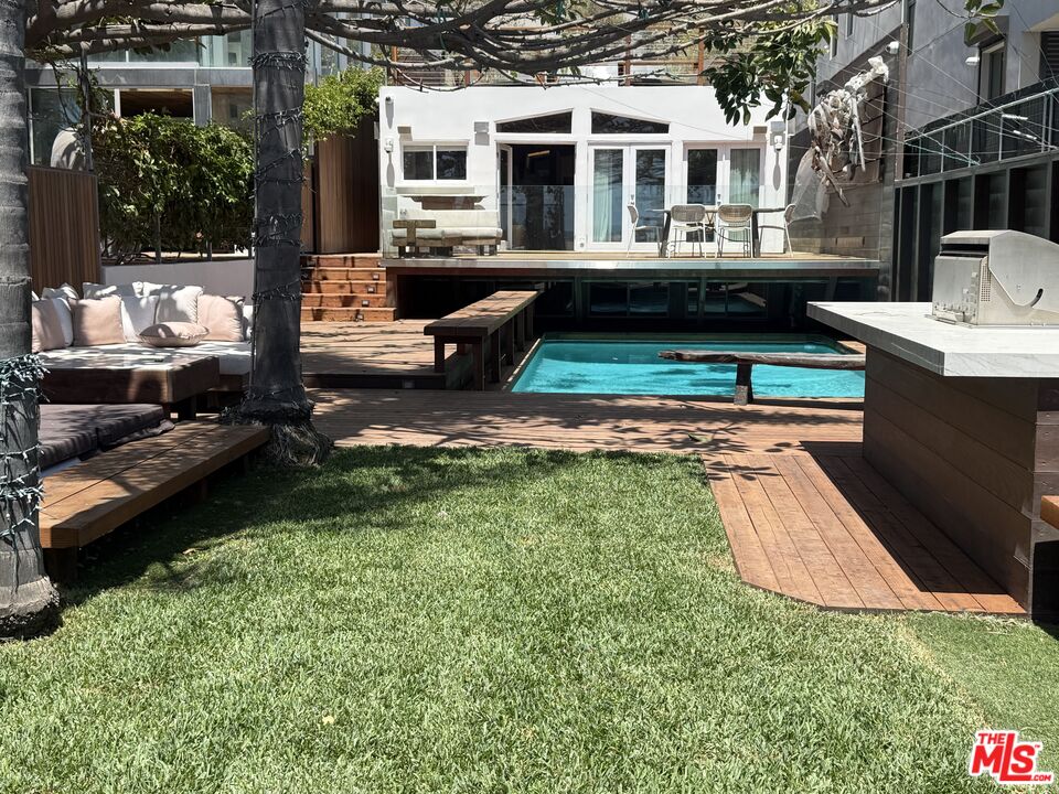 936 Palisades Beach Rd