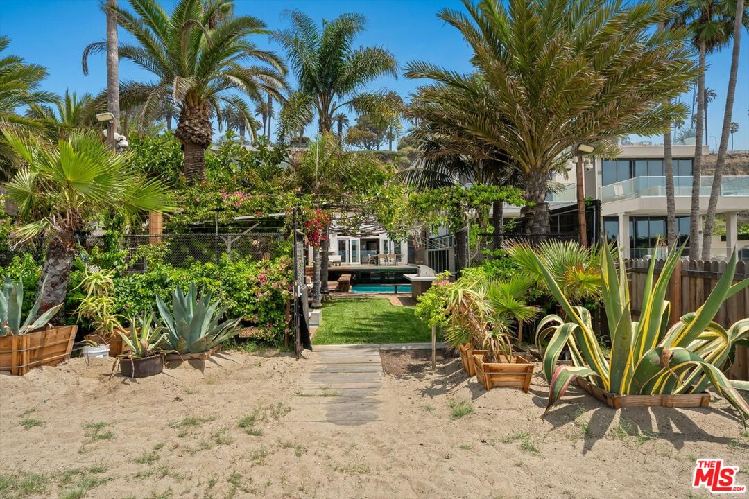 936 Palisades Beach Rd