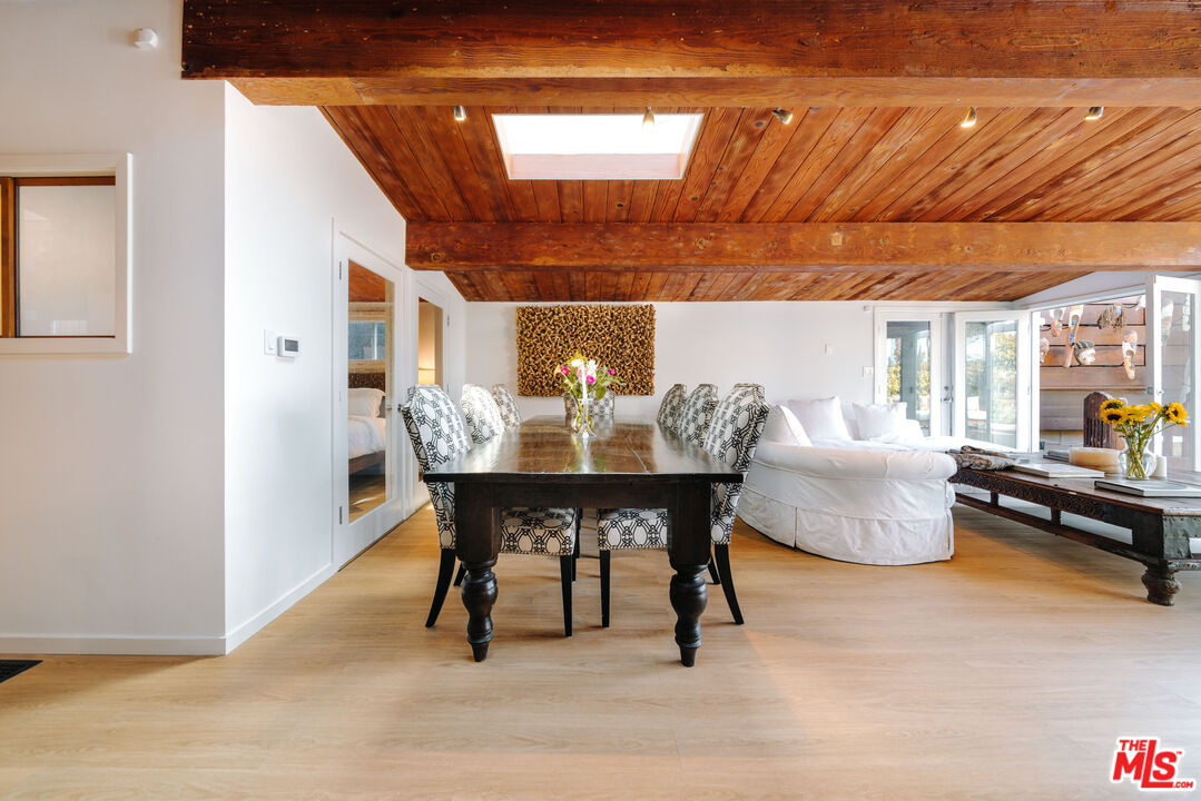 936 Palisades Beach Rd