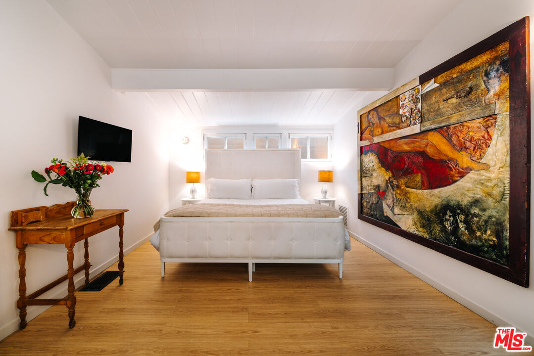 936 Palisades Beach Rd