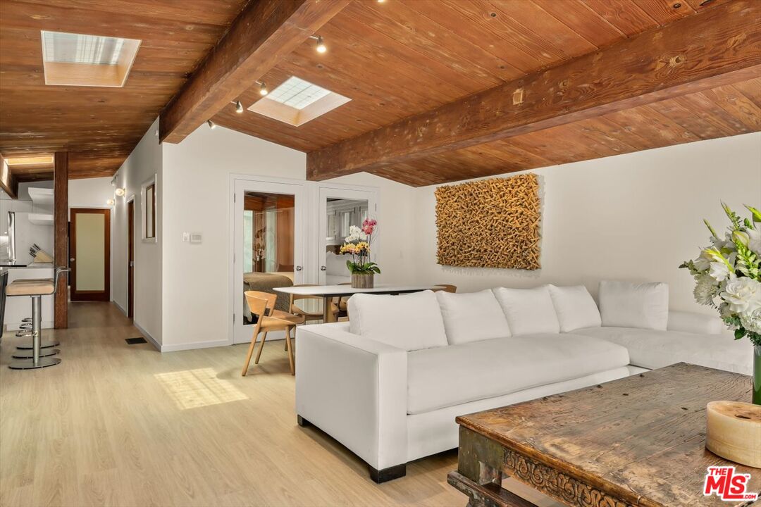 936 Palisades Beach Rd