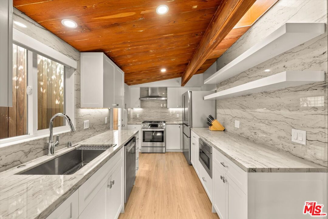 936 Palisades Beach Rd