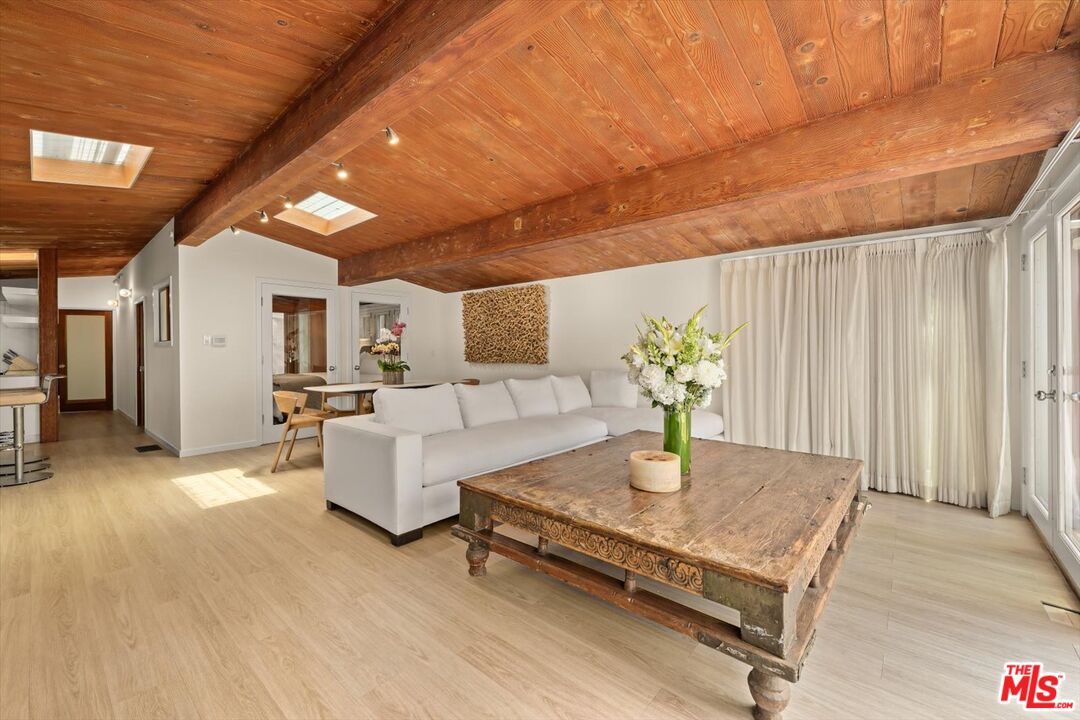 936 Palisades Beach Rd