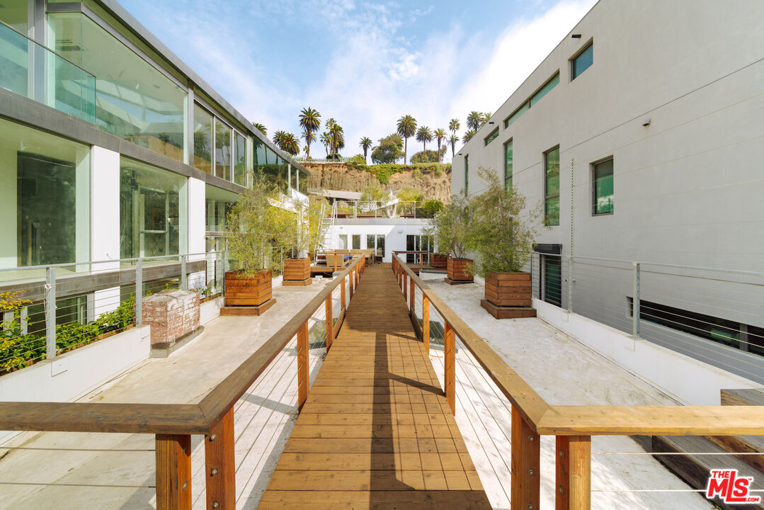 936 Palisades Beach Rd