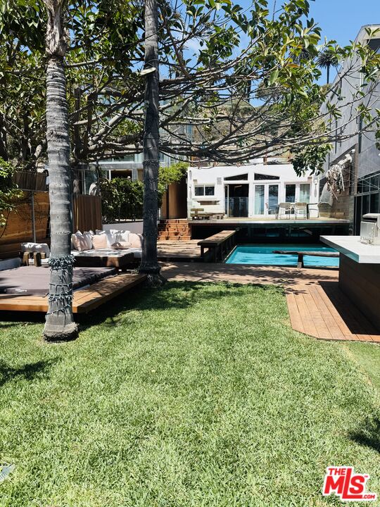 936 Palisades Beach Rd