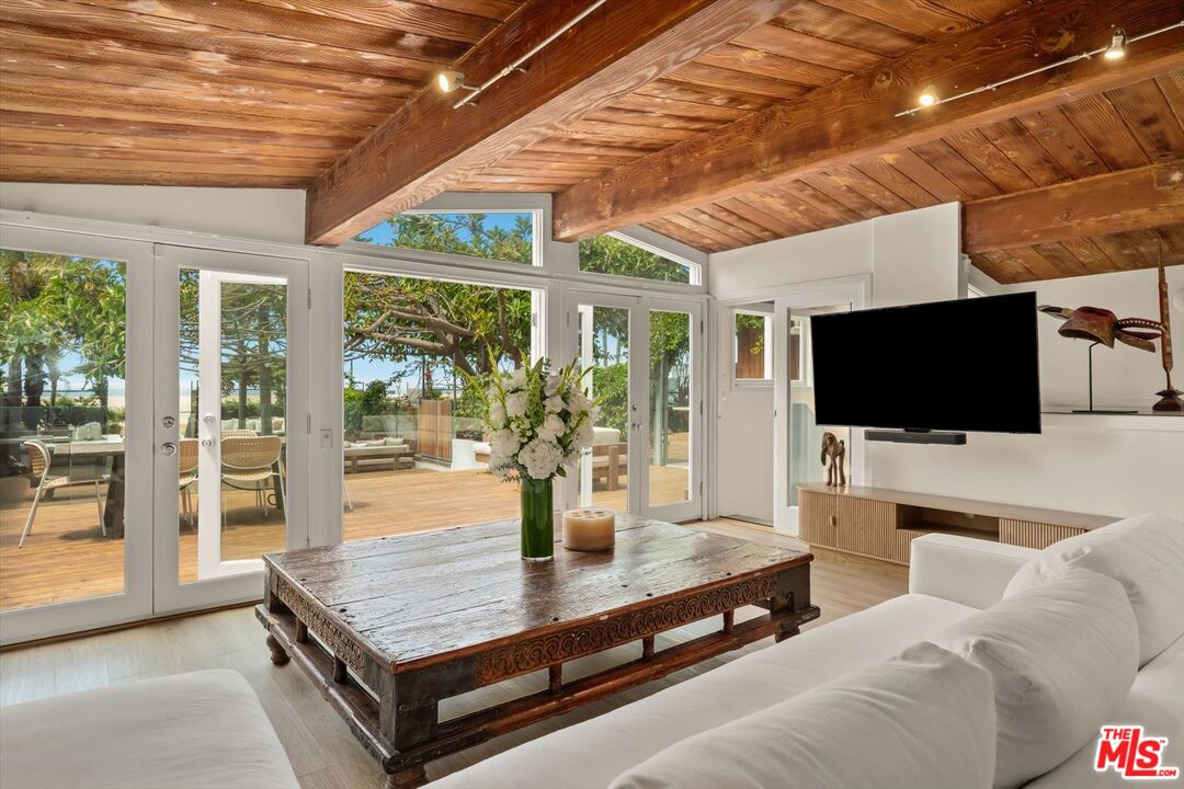 936 Palisades Beach Rd