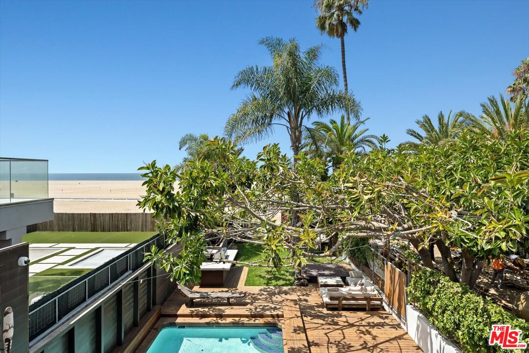 936 Palisades Beach Rd