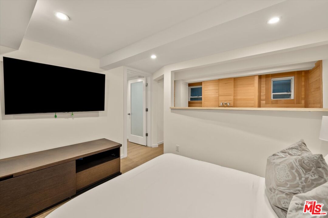 936 Palisades Beach Rd